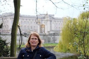 Christina med Buckingham Palace i bakgrunden