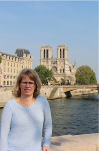 Christina i Paris med Notre Dame i bakgrunden