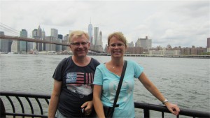 Glenn och Christina på Brocklyn med Manhattan Skylten i bakgrunden