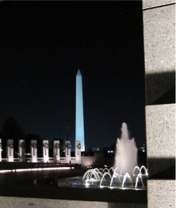 Washington Monument by night från World War II Memorial