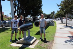 Michael, Christina och Kevin vid en av arteleripjäserna från USS Iowa