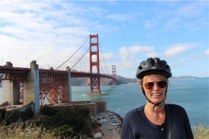 Christina på cykeltur vid Golden Gate Bridge